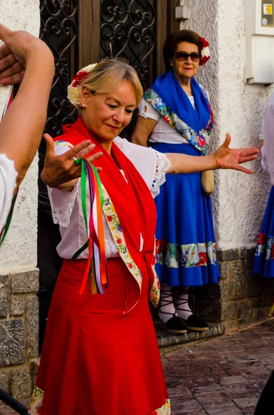 西班牙 Nerja 2018年 5月4日 人们在街头参加传统的民间舞蹈 典型的西班牙服装 — 图库照片