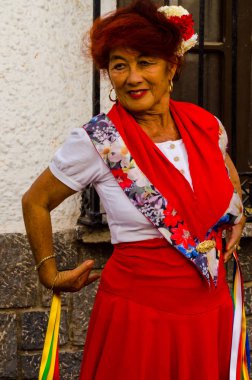 Nerja, İspanya - 04 Mayıs 2018 insanlar geleneksel halk dansları sokak, tipik İspanyol kostümleri katılan