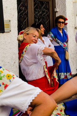 Nerja, İspanya - 04 Mayıs 2018 insanlar geleneksel halk dansları sokak, tipik İspanyol kostümleri katılan