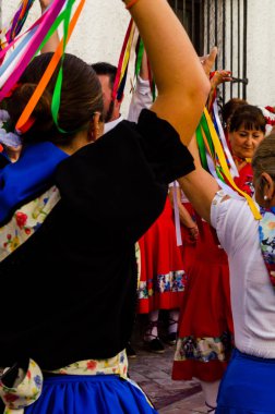 Nerja, İspanya - 04 Mayıs 2018 insanlar geleneksel halk dansları sokak, tipik İspanyol kostümleri katılan