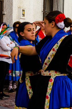 Nerja, İspanya - 04 Mayıs 2018 insanlar geleneksel halk dansları sokak, tipik İspanyol kostümleri katılan