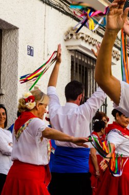 Nerja, İspanya - 04 Mayıs 2018 insanlar geleneksel halk dansları sokak, tipik İspanyol kostümleri katılan