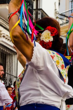 Nerja, İspanya - 04 Mayıs 2018 insanlar geleneksel halk dansları sokak, tipik İspanyol kostümleri katılan