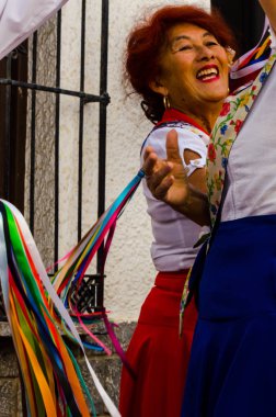 Nerja, İspanya - 04 Mayıs 2018 insanlar geleneksel halk dansları sokak, tipik İspanyol kostümleri katılan