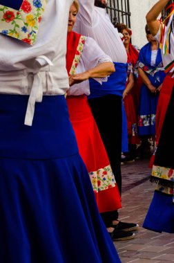 Nerja, İspanya - 04 Mayıs 2018 insanlar geleneksel halk dansları sokak, tipik İspanyol kostümleri katılan
