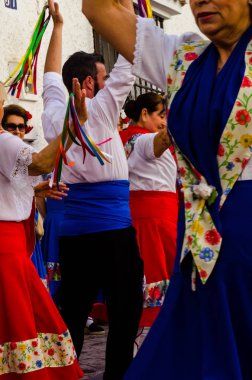 Nerja, İspanya - 04 Mayıs 2018 insanlar geleneksel halk dansları sokak, tipik İspanyol kostümleri katılan