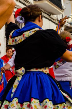 Nerja, İspanya - 04 Mayıs 2018 insanlar geleneksel halk dansları sokak, tipik İspanyol kostümleri katılan