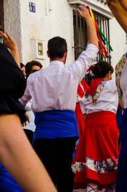 Nerja, İspanya - 04 Mayıs 2018 insanlar geleneksel halk dansları sokak, tipik İspanyol kostümleri katılan