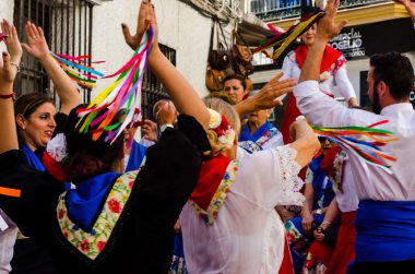 Nerja, İspanya - 04 Mayıs 2018 insanlar geleneksel halk dansları sokak, tipik İspanyol kostümleri katılan