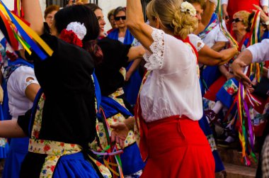 Nerja, İspanya - 04 Mayıs 2018 insanlar geleneksel halk dansları sokak, tipik İspanyol kostümleri katılan