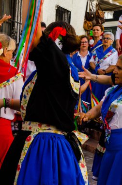 Nerja, İspanya - 04 Mayıs 2018 insanlar geleneksel halk dansları sokak, tipik İspanyol kostümleri katılan