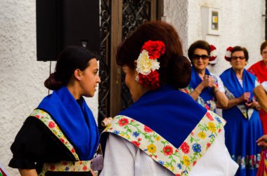 Nerja, İspanya - 04 Mayıs 2018 insanlar geleneksel halk dansları sokak, tipik İspanyol kostümleri katılan
