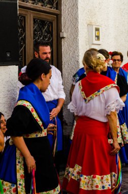 Nerja, İspanya - 04 Mayıs 2018 insanlar geleneksel halk dansları sokak, tipik İspanyol kostümleri katılan