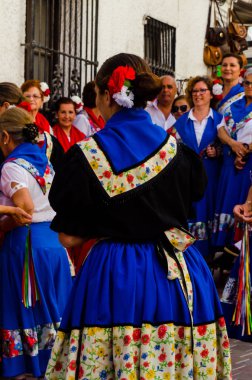 Nerja, İspanya - 04 Mayıs 2018 insanlar geleneksel halk dansları sokak, tipik İspanyol kostümleri katılan