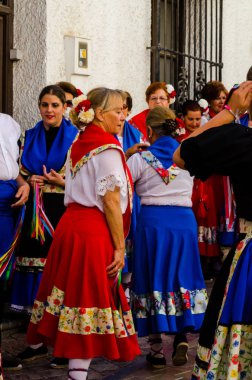 Nerja, İspanya - 04 Mayıs 2018 insanlar geleneksel halk dansları sokak, tipik İspanyol kostümleri katılan
