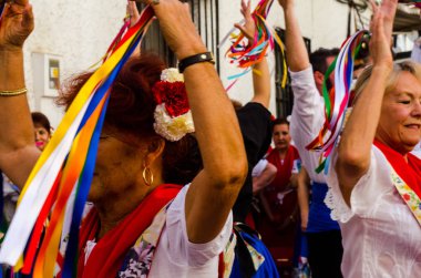 Nerja, İspanya - 04 Mayıs 2018 insanlar geleneksel halk dansları sokak, tipik İspanyol kostümleri katılan