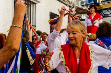 Nerja, İspanya - 04 Mayıs 2018 insanlar geleneksel halk dansları sokak, tipik İspanyol kostümleri katılan