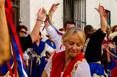 Nerja, İspanya - 04 Mayıs 2018 insanlar geleneksel halk dansları sokak, tipik İspanyol kostümleri katılan