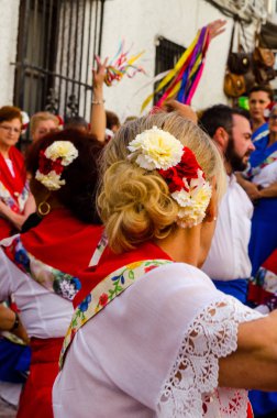 Nerja, İspanya - 04 Mayıs 2018 insanlar geleneksel halk dansları sokak, tipik İspanyol kostümleri katılan