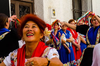 Nerja, İspanya - 04 Mayıs 2018 insanlar geleneksel halk dansları sokak, tipik İspanyol kostümleri katılan