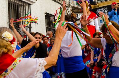 Nerja, İspanya - 04 Mayıs 2018 insanlar geleneksel halk dansları sokak, tipik İspanyol kostümleri katılan