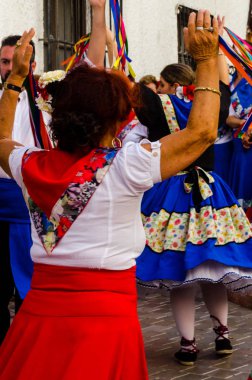 Nerja, İspanya - 04 Mayıs 2018 insanlar geleneksel halk dansları sokak, tipik İspanyol kostümleri katılan