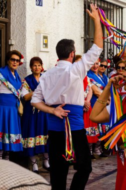 Nerja, İspanya - 04 Mayıs 2018 insanlar geleneksel halk dansları sokak, tipik İspanyol kostümleri katılan