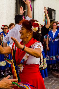 Nerja, İspanya - 04 Mayıs 2018 insanlar geleneksel halk dansları sokak, tipik İspanyol kostümleri katılan