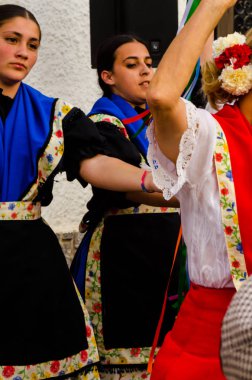 Nerja, İspanya - 04 Mayıs 2018 insanlar geleneksel halk dansları sokak, tipik İspanyol kostümleri katılan