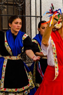 Nerja, İspanya - 04 Mayıs 2018 insanlar geleneksel halk dansları sokak, tipik İspanyol kostümleri katılan