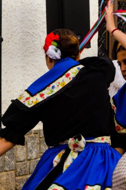 Nerja, İspanya - 04 Mayıs 2018 insanlar geleneksel halk dansları sokak, tipik İspanyol kostümleri katılan