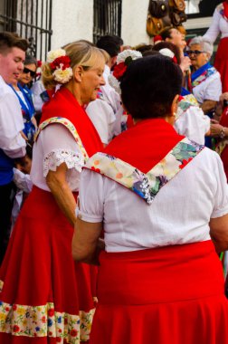Nerja, İspanya - 04 Mayıs 2018 insanlar geleneksel halk dansları sokak, tipik İspanyol kostümleri katılan
