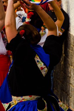 Nerja, İspanya - 04 Mayıs 2018 insanlar geleneksel halk dansları sokak, tipik İspanyol kostümleri katılan