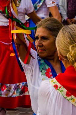 Nerja, İspanya - 04 Mayıs 2018 insanlar geleneksel halk dansları sokak, tipik İspanyol kostümleri katılan