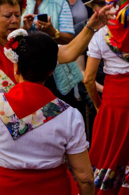 Nerja, İspanya - 04 Mayıs 2018 insanlar geleneksel halk dansları sokak, tipik İspanyol kostümleri katılan