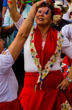 Nerja, İspanya - 04 Mayıs 2018 insanlar geleneksel halk dansları sokak, tipik İspanyol kostümleri katılan