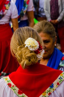 Nerja, İspanya - 04 Mayıs 2018 insanlar geleneksel halk dansları sokak, tipik İspanyol kostümleri katılan