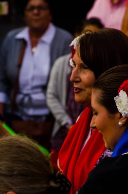 Nerja, İspanya - 04 Mayıs 2018 insanlar geleneksel halk dansları sokak, tipik İspanyol kostümleri katılan