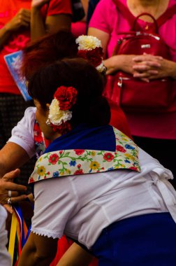 Nerja, İspanya - 04 Mayıs 2018 insanlar geleneksel halk dansları sokak, tipik İspanyol kostümleri katılan