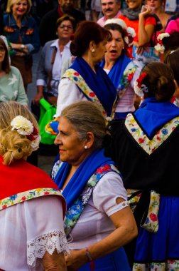 Nerja, İspanya - 04 Mayıs 2018 insanlar geleneksel halk dansları sokak, tipik İspanyol kostümleri katılan