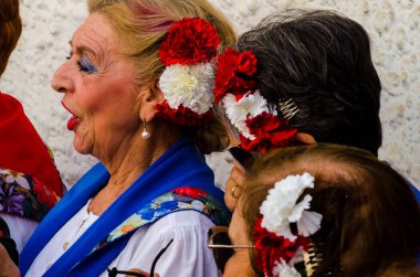 Nerja, İspanya - 04 Mayıs 2018 insanlar geleneksel halk dansları sokak, tipik İspanyol kostümleri katılan