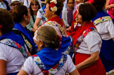 Nerja, İspanya - 04 Mayıs 2018 insanlar geleneksel halk dansları sokak, tipik İspanyol kostümleri katılan