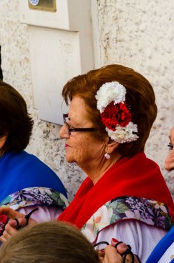 Nerja, İspanya - 04 Mayıs 2018 insanlar geleneksel halk dansları sokak, tipik İspanyol kostümleri katılan