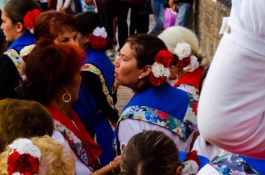 Nerja, İspanya - 04 Mayıs 2018 insanlar geleneksel halk dansları sokak, tipik İspanyol kostümleri katılan