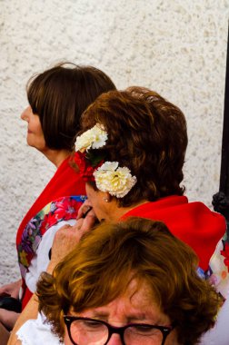 Nerja, İspanya - 04 Mayıs 2018 insanlar geleneksel halk dansları sokak, tipik İspanyol kostümleri katılan