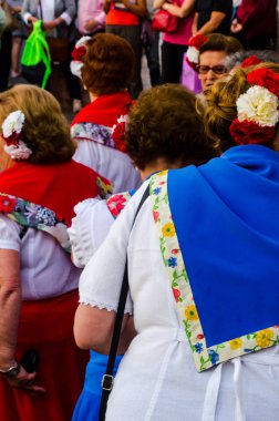 Nerja, İspanya - 04 Mayıs 2018 insanlar geleneksel halk dansları sokak, tipik İspanyol kostümleri katılan