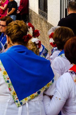 Nerja, İspanya - 04 Mayıs 2018 insanlar geleneksel halk dansları sokak, tipik İspanyol kostümleri katılan