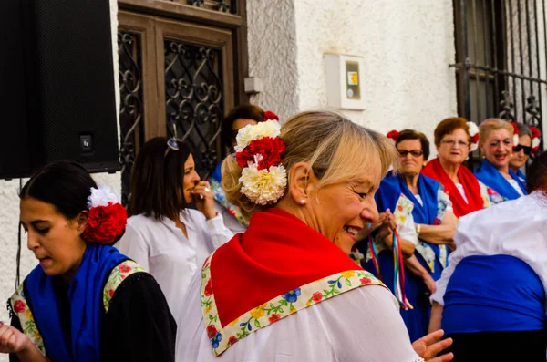 西班牙 Nerja 2018年 5月4日 人们在街头参加传统的民间舞蹈 典型的西班牙服装 — 图库照片