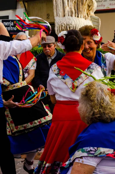 Nerja, İspanya - 04 Mayıs 2018 insanlar geleneksel halk dansları sokak, tipik İspanyol kostümleri katılan