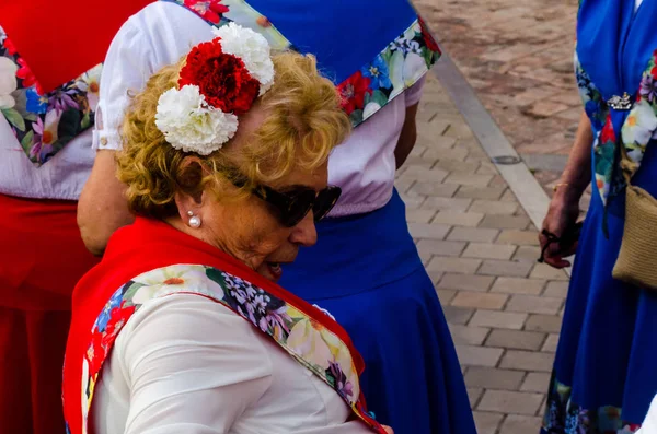 西班牙 Nerja 2018年 5月4日 人们在街头参加传统的民间舞蹈 典型的西班牙服装 — 图库照片